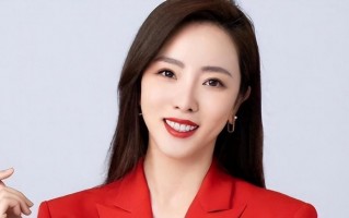 李思思从央视离职，奋斗13载主持春晚9次，离开后也要去带货了？