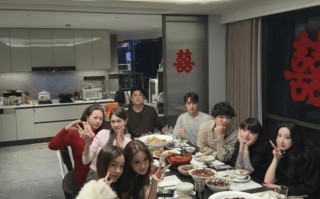 杨颖穿修身短袖腰身纤细 和网红聚会颜值亮眼出众