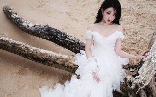 沈佳润穿白色露肩装灵动清冷 海边走红毯从容自信