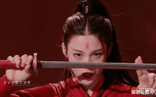 春晚大放异彩的她，《浪姐5》红衣舞剑杀伤力太强，又迷倒不少女观众