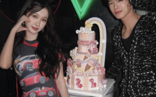 何与为虞书欣庆生互动亲昵 二人打扮潮酷男帅女美