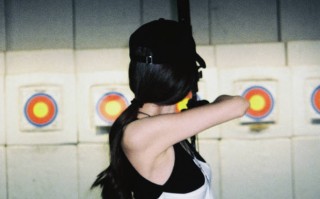 娜扎穿黑背心射箭手臂线条吸睛