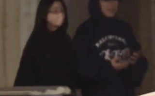 胡彦斌易梦玲逛街后一起回家 全程牵手恩爱又甜蜜