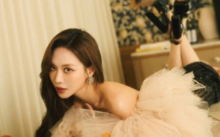 王霏霏穿抹胸露小蛮腰 手持甜品表情诱惑纯欲撩人