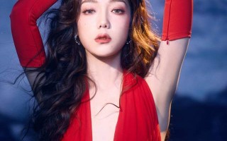 女星跨年晚会丢2万戒指，哭诉赔偿不起惹争议，日常穿搭都是名牌