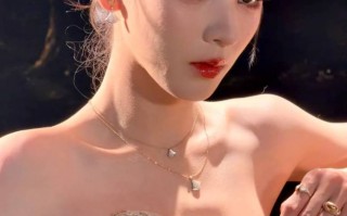 张予曦一袭鎏金裙好身材尽显 盘发造型优雅贵气