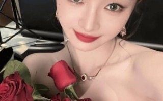 周洁琼一袭红裙气质柔媚 红玫瑰点缀画面神态娇俏