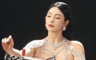 张雨绮礼服踩缝纫机照曝光，疑似内涵娱乐圈浮沉变迁