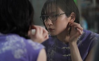 《九龙大众浪漫》曝剧照 吉冈里帆紫色旗袍太优雅（九龙大众浪漫解析）