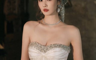 白鹿戴钻石发箍宛如古堡公主 穿拖地长裙身姿曼妙