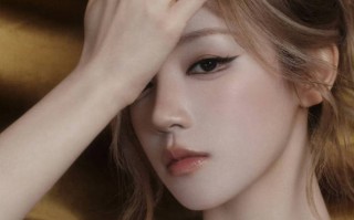 宋雨琦身着蓝色拖尾礼裙 戴蝴蝶造型项链气质矜贵