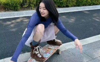 张小斐晒玩滑板随拍：滑着去拥抱夏天