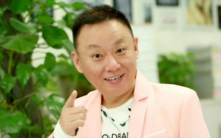 他曾九次登上春晚，为妻子治病倾家荡产，如今56岁的他怎么样了？（九次上春晚的民歌皇后）