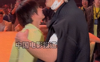 成龙热情拥抱全红婵樊振东，说他们是自己的偶像（樊少皇碰瓷成龙）