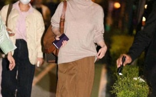 41岁蒋欣减肥成功后大变样！穿驼色毛衣+直筒裤+小白鞋，简约高级