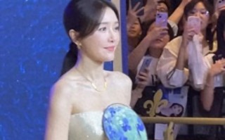 秦岚苏州商场出席活动，完美身材藏不住，扇子和词卡一直放在胸前（秦岚个人）