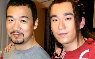 这一次，再也没人管张默了！定居泰国、高调炫富，张国立也没辙（张默是什么国籍）