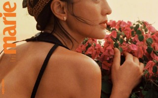 周迅的顶级松弛感太绝！倚栏远眺赤脚踏沙