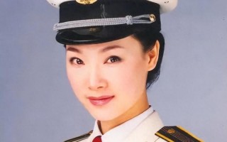 她被誉为军中花仙子，连续15年上春晚，男友患癌离世，52岁仍单身_7
