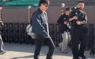 胡彦斌恋情后首现身 戴黑色墨镜气质突出