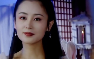 她被称为“大陆第一美人”，两大名导为其着迷，今55岁活得像25岁