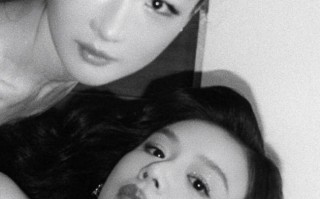 周冬雨马思纯拍黑白胶片合照 互相依偎亲密无间