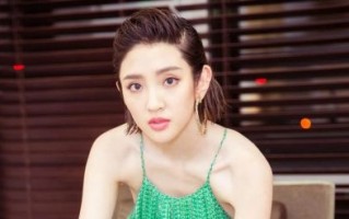 唐艺昕年末美照分享，青春活力无限，幸福满满