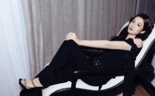 卢昱晓黑色露肩装勾勒优雅曲线 慵懒中藏昂扬气场