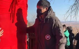 47岁鲍莉陪郭京飞大孤山祈福，脸色蜡黄老人味好浓，普通主妇摸样