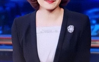 央视主持人李梓萌竟戴假发工作20年，摘下假发后网友都惊呆了！_1