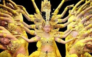 当年春晚“千手观音”聋哑人领舞，拒绝富豪，嫁穷小子，如今...
