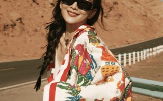 王鸥编发造型搭配彩纹外套 墨镜遮脸随性又自然_1