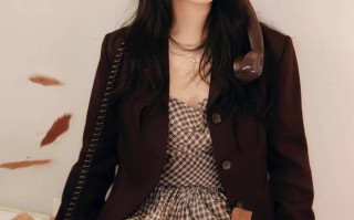 杨紫格子裙搭西装好绝！躺沙发看书 秒变优雅知性文艺少女