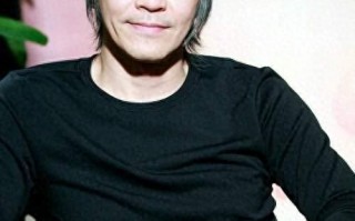 周星驰也顶不住“金钱攻势”，官宣加盟真人秀，被质疑是卖情怀！