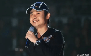 演唱会泪洒现场，刀郎掀衣抹泪，云朵多年维持的体面被彻底撕碎（刀郎云朵现场演唱视频）