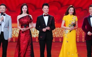 央视龙年春晚一句“龙年龘龘”的广告词引发了全民关注，登上热搜榜