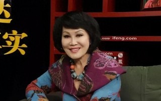 她稳坐春晚前排，住的豪宅高达2亿，74岁任总裁陷异国恋甜蜜恩爱