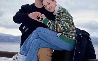 何超莲窦骁传婚变后同框，肢体语言已无爱，男方态度不耐烦（何超莲窦骁秀恩爱）