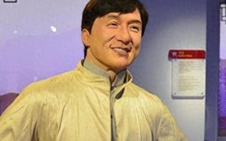 明星蜡像的“恶作剧”：鹿晗遭“疯狂亲吻”成秃嘴，杨幂难辨真容