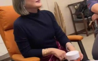 63岁丛珊与朋友相聚，围炉煮茶，谈天说地，不怕变老，怕生病摔倒