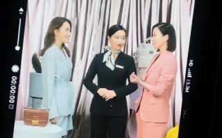 李蠕蠕与佘诗曼春晚后台互动，网友：这是真姐妹情了！