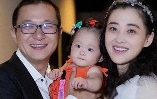 朱时茂30年前的春晚，谁注意到他身边的女孩？今火得一塌糊涂_1