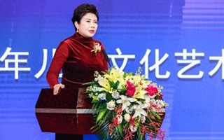 她被誉为中国第一主持人，连登3届春晚，成名后被排挤，64岁未婚