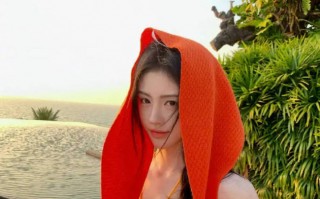 美神降临！鞠婧祎戴红头巾拍摄落日大片