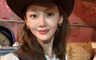 苗苗元旦带儿女探班郑恺！新加坡吃日料游泳，孩子自己洗澡很独立