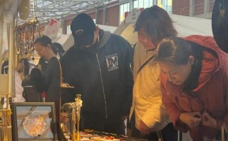 汪峰带10岁女儿北京逛集市！给森林北买耳环情侣装，醒醒离得很远