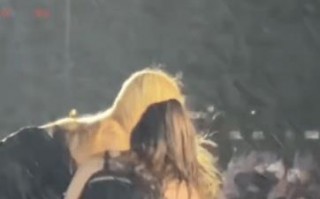 泫雅音乐节演出时晕倒 倒地被工作人员抱下台