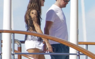 “小李子”与女友出海维多利亚穿比基尼身材超辣