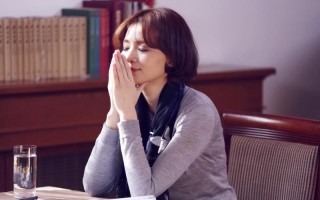 董卿春晚回归引热议，张艺谋发声：才华与国籍如何抉择？