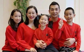 赵文卓夫妇送女儿上学，18岁赵子仪用美貌和才华，卷出高水准